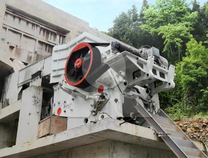 Why does the pull rod spring of the jaw crusher break?